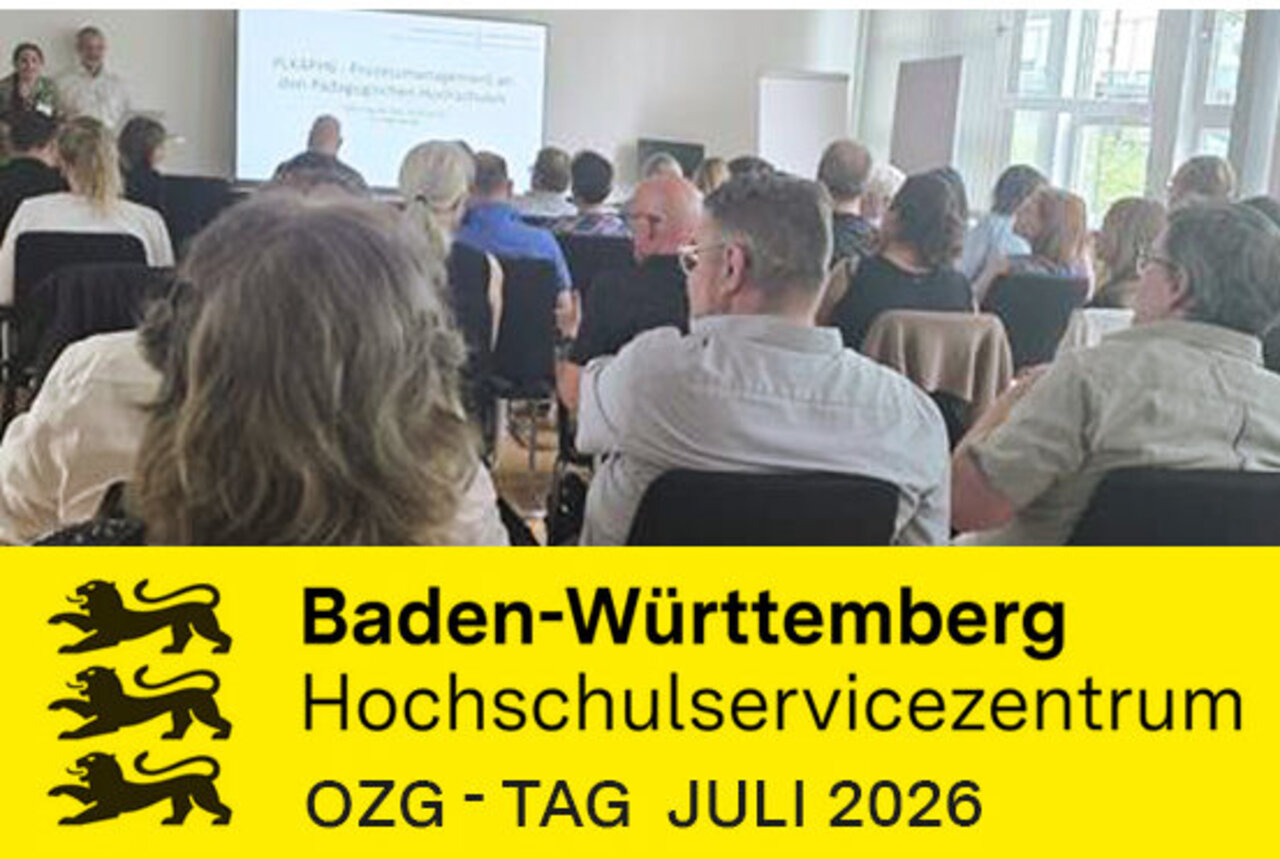 Teilnehmende mit Blick auf Redner und Präsentationsleinwand. Im unteren Teil des Bilds ein gelber Banner mit Aufschrift zum OZG-Tag 2026.