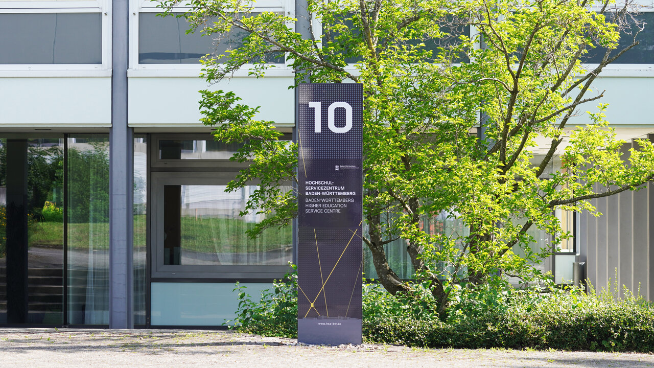 Außenansicht (Vorderseite) des Gebäudes 10 mit Stele.