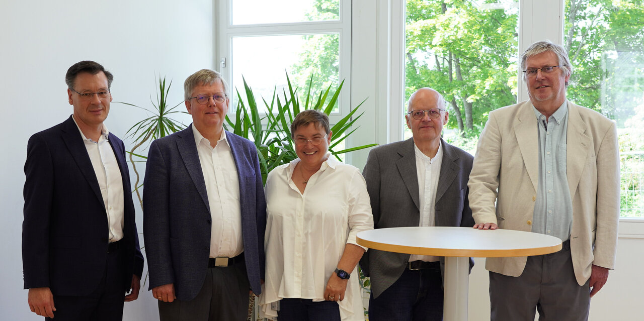 Leitungsebene des HSZ-BW an einem Stehtisch vor einer Fensterfront. Von links nach rechts: Dirk Emmerich, Prof. Dr. Peter Väterlein, Michaela Lewis, Thomas Friedrich, Willi Winkhardt.
